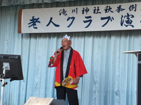 秋季例大祭「演芸大会」の様子、熱唱中です！の画像