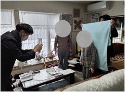 申請者の自宅でスタッフが顔写真を撮影