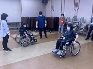 車いす操作演習の写真