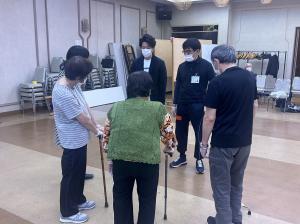 杖歩行介助演習の写真